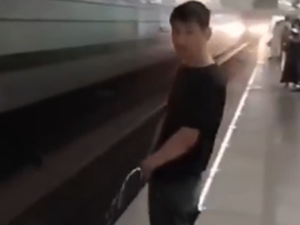 Metroda biabırçı anlar: Tualetdə edəcəyi işi metroda etdi...