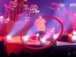 Məşhur müğənni konsert zamanı SƏHNƏDƏ ÖLDÜ