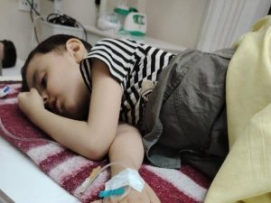 İmkansız ana xəstə övladının müalicəsi üçün yardım istəyir - FOTO